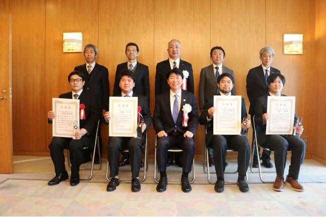 受賞者の集合写真（前列左から高原さん、坂上さん）（岡山県教育庁提供）