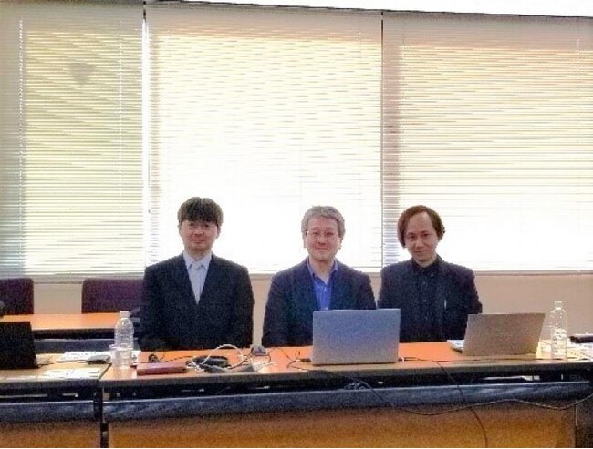 来学したPMI日本支部の藤井副会長、石塚組織拡大委員会PM基礎研修プログラム代表、鳥本サブリーダー（右から）