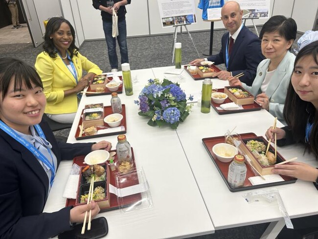 中満国連事務次長、Shorna-Kay Richards駐日ジャマイカ大使らと昼食にて歓談する様子