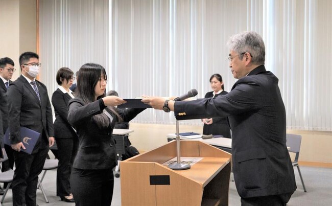 菅理事・上席副学長から認定証を受け取る代表者