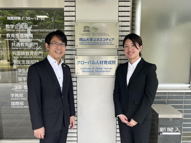 横井副学長・ユネスコチェアホルダー（左）と大原さん（右）