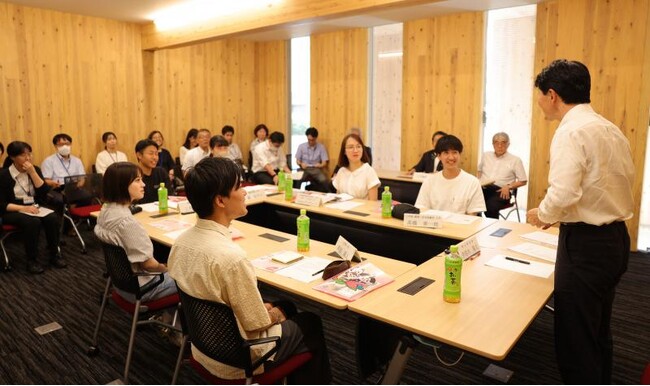 学生たちと伊原木知事（右）