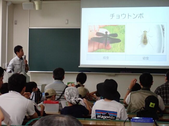 トンボ類の分類や生態について紹介する貸谷氏