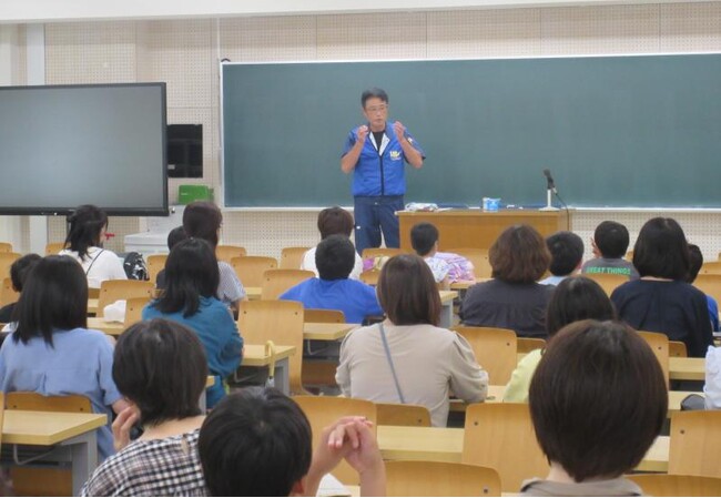 参加者に実験教室の説明をする田村義彦部長