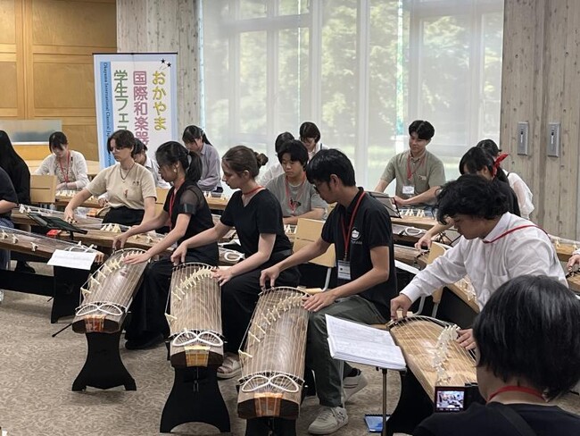 岡山大学と海外の学生による合同練習の様子