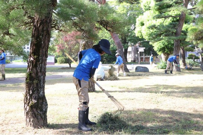 草集めの作業をする三村理事