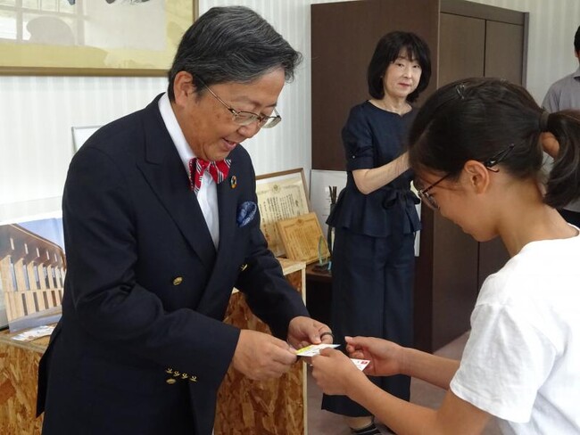 那須学長との名刺交換の様子