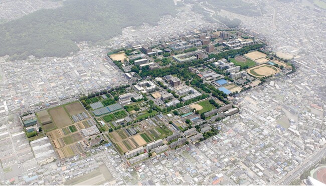 現地開催の創立五十周年記念館がある岡山大学津島キャンパス（岡山市北区）