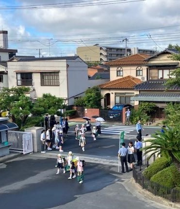 あいさつを交わす小学生