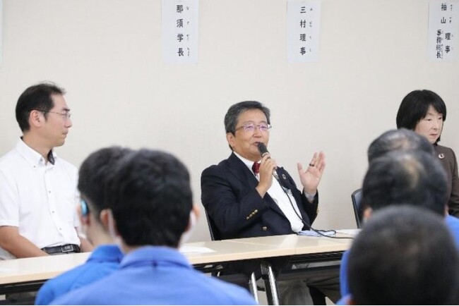 質問に回答する那須保友学長（中央）