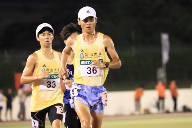 レース中の様子（左から赤澤さん、石鍋さん）