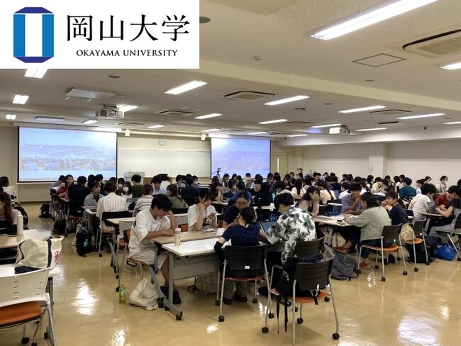 他の医療系学部の学生たちとチームを組んで活発にディスカッションするグループワーク