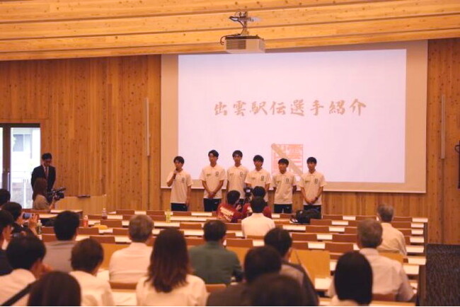 出雲駅伝選手紹介（左から赤澤さん、石鍋さん、木戸さん、旭さん、岩崎さん、日名子さん）