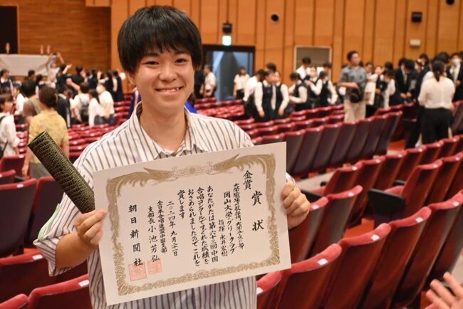 賞状を手に笑顔の永井正指揮者