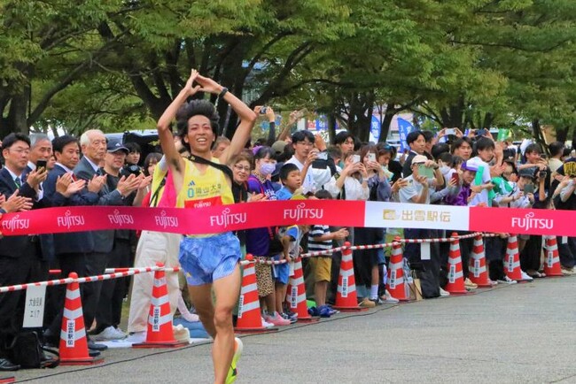 ゴールテープを切る旭さん