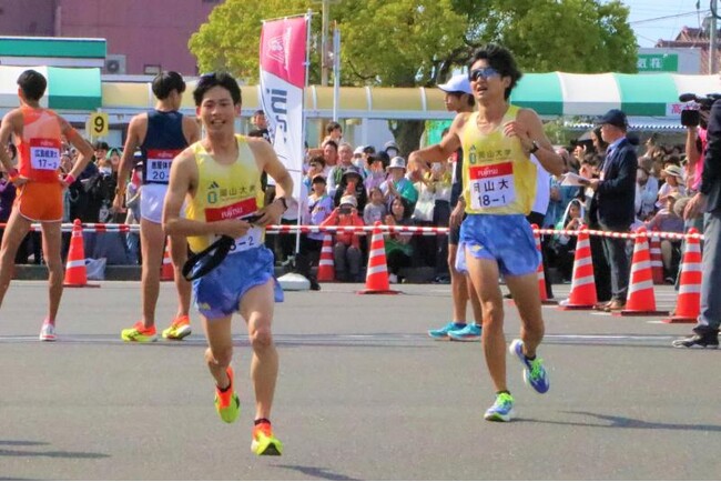 第一中継所でたすきを渡す様子（左：日名子さん、右：石鍋さん）