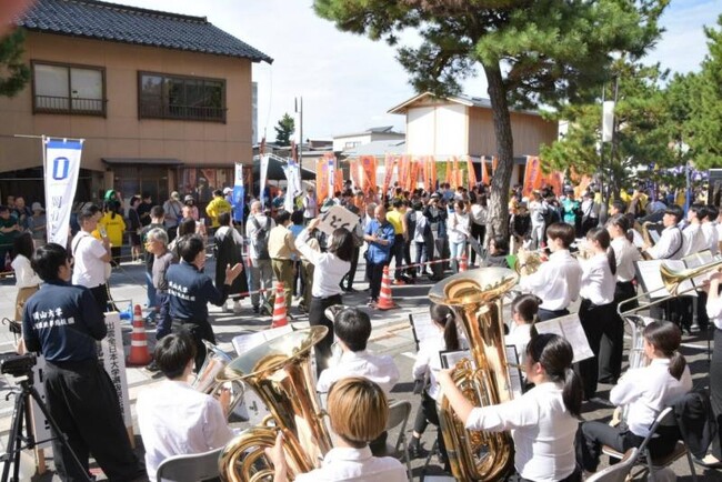 沿道で応援する応援団総部應援団と応援団総部吹奏楽団