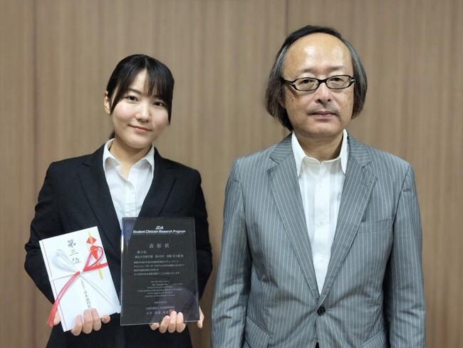 伊藤菜々穂さんと久保田歯学部長（右）