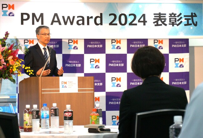 あいさつするPMI日本支部の端山会長