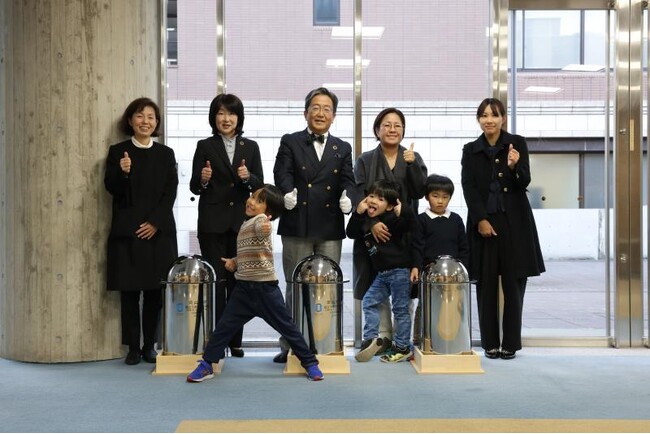 那須学長と三村理事と参列者の記念撮影