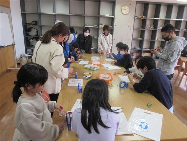 ストローと輪ゴムで多面体を作る子どもたち