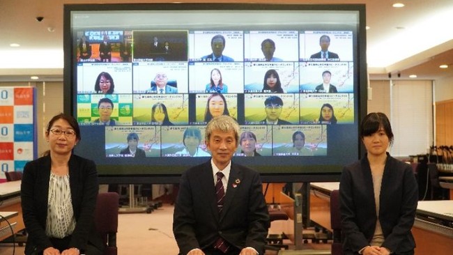 鈴木副学長（中央）とスピーチコンテスト参加者らの集合写真