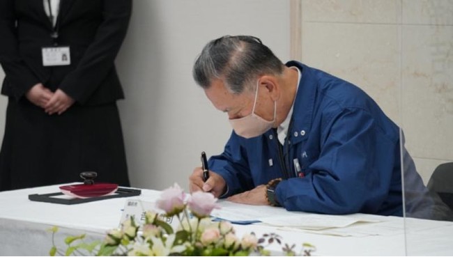 協定書に署名する𠮷村武司市長