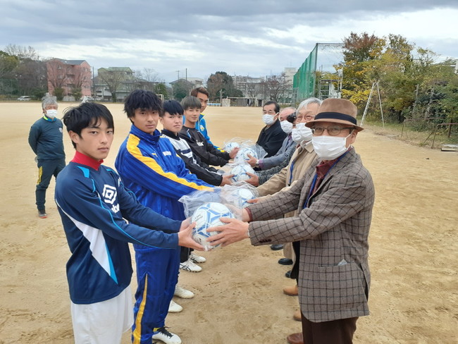 サッカーボール贈呈の様子