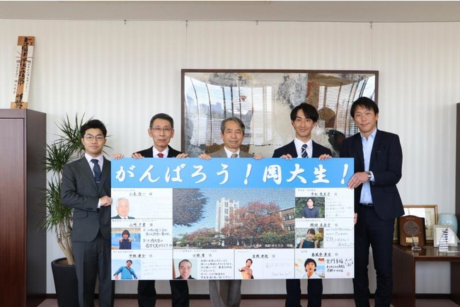 （左から）宮本さん、佐野理事、槇野学長、和田さん、中山准教授