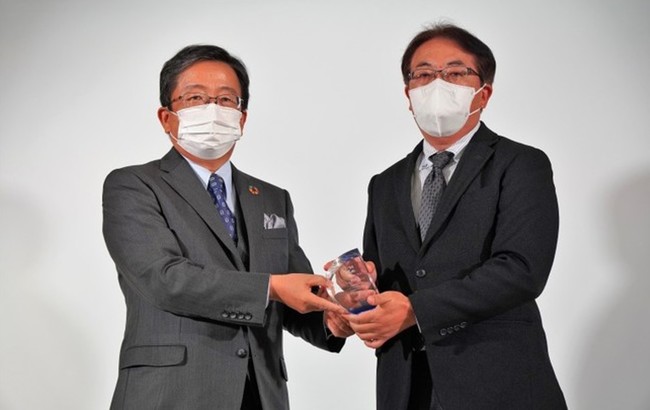 岡山大学SDGsイノベーション賞を授与する那須保友研究担当理事・副学長（左）〔画像提供：PMI日本支部〕