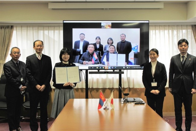 岡山大学教育学部にて三村教育学部長（左から3人目）とGanbaatar Tumurbaatar 数学・自然科学部長（中央画面、前列右）