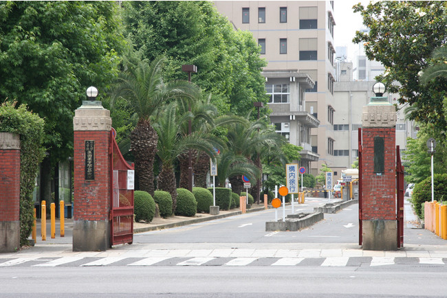 岡山大学医学部、大学院医歯薬学総合研究科（岡山市北区）