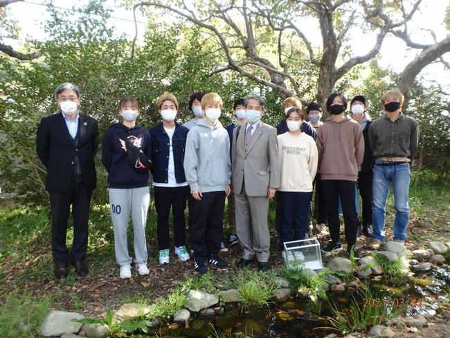 岡山大学 環境理工学部 蛍プロジェクト の一環で 学内ビオトープ池に蛍の幼虫を放流しました 国立大学法人岡山大学のプレスリリース