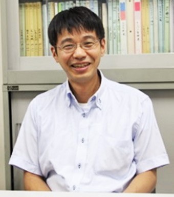 本号で紹介した研究成果を担当した学術研究院医歯薬学域（薬）の須藤雄気教授