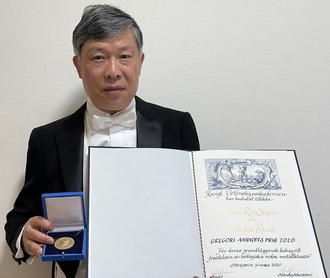 グレゴリー・アミノフ賞の賞状とメダルを手にする沈建仁所長・教授