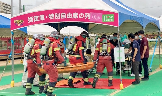消防隊が負傷者をドクターカー部隊へ引き継ぎ 消防隊が負傷者をドクターカー部隊へ引き継ぎ