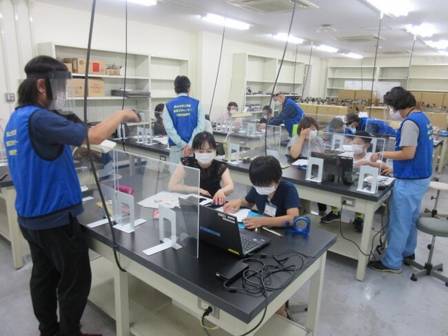 パソコンで表示させた色を分光器で観察している様子 パソコンで表示させた色を分光器で観察している様子