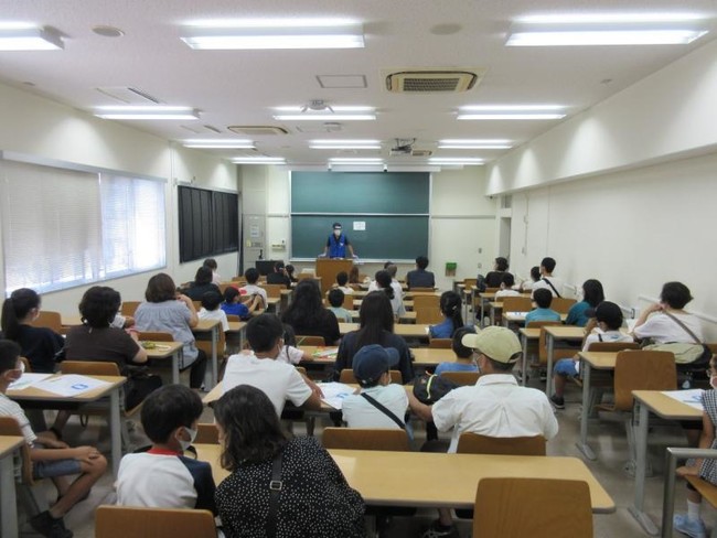 受付後、講義室で参加者に諸注意等を伝達している様子 受付後、講義室で参加者に諸注意等を伝達している様子