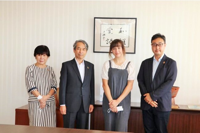 (左から)高橋理事、槇野学長、モンテシノさん、岩淵准教授 ※撮影時のみマスクを外しました (左から)高橋理事、槇野学長、モンテシノさん、岩淵准教授 ※撮影時のみマスクを外しました
