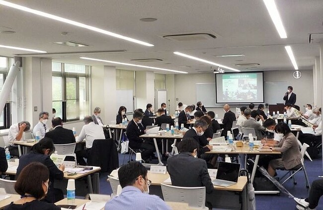 倉敷南高等学校長の取り組みを熱心に聞く参加者 倉敷南高等学校長の取り組みを熱心に聞く参加者