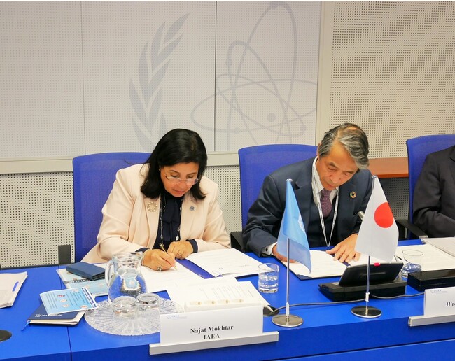 協定書に署名するナジャト・モクタールIAEA事務次長と槇野博史学長(右) 協定書に署名するナジャト・モクタールIAEA事務次長と槇野博史学長(右)