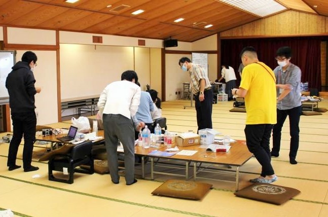 最先端の研究機材を前に積極的に取り組む受講生らのワークショップの風景 最先端の研究機材を前に積極的に取り組む受講生らのワークショップの風景