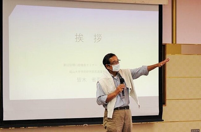 開校式であいさつをする皆木教授 開校式であいさつをする皆木教授