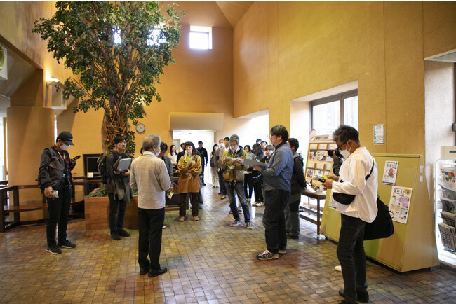 雄長館長による館内説明