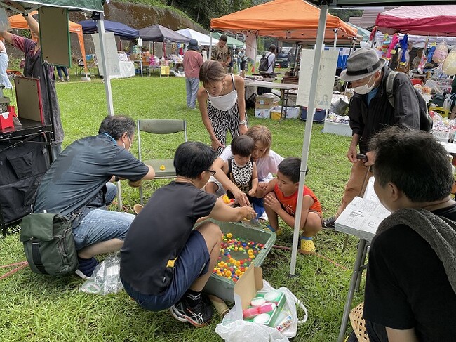 大人も子供も楽しんだ夏のマルシェの様子