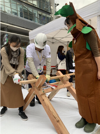 実際にヒノキの丸太切りを体験