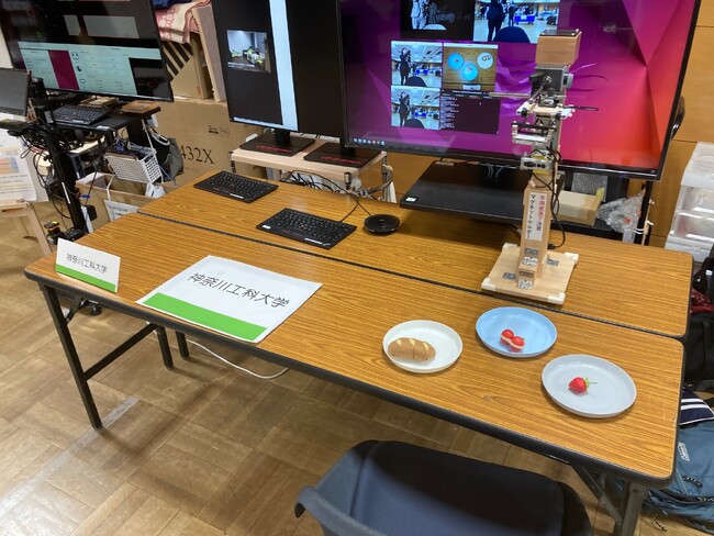 神奈川工科大学「歩行と食事を支える技術」の展示