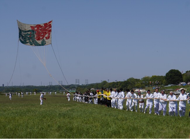 入選「力を合わせて大凧上げ」(川上勝正)