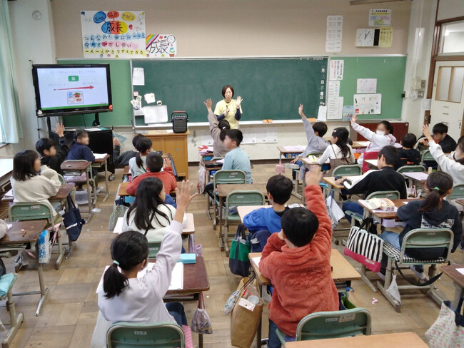 市内小学校での出前授業の様子