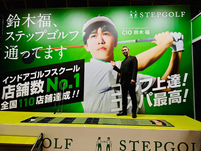 ステージ、鈴木福さんのメインビジュアルを紹介する代表の榎本